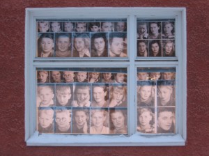 KU13 kurssilaisten harjoitelma Kasvot- installaatioon