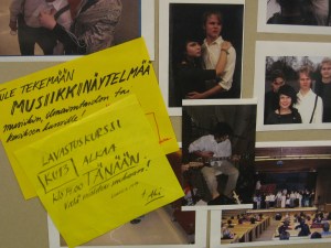 Lavastuskurssi pyörähti vauhdilla käyntiin pikkuisen tekijäjoukon kanssa. Näytelmään taiotaan kööki, 1800-luvun sali ja laivavarvi- haasteita siis riittää.