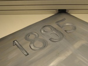 Käytävän kattoa on madallettu. Yllätyksekseni maalaus oli kuitenkin säilytetty lukion ilmettä uusineessa remontissa 2000-luvun alussa.