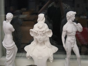 Ikkunalaudalta tähyävät kipsiveistokset