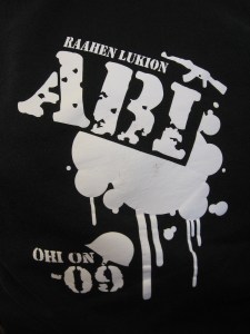 Abipaita 2008 herätti keskustelua (huomaatko aseen ja kypärän osana kuvaa?)