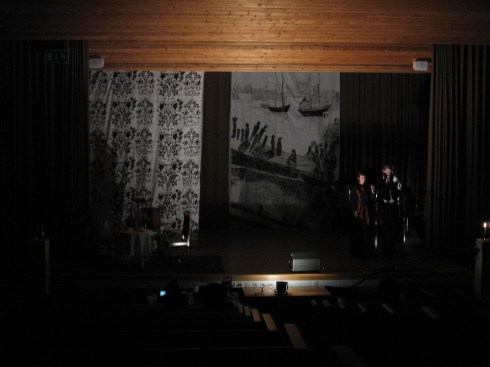 Kynttilänjalan tarina -näytelmän lavastusta vuosien takaa.