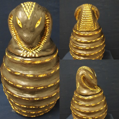 Jennan Kobra-aiheisessa kanooppiastiassa kimaltelee kulta. 