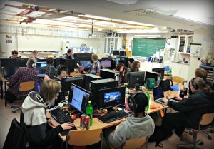 Ilta alkoi parinkymmenen pelikurssilaisen kokoontumisella. Kymmenen sinnikkäintä pelasi läpi yön.