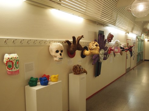 Trofee-veistoksia lukion käytävällä