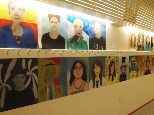 KU1 kurssin omakuvat ovat esillä lukion käytävällä.