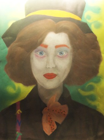 KU1-kurssilaisen omakuva lukion ekaluokkalaisten "nahkapäivän" rooliasussa.