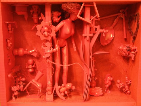 Jonnan ja Sindren esinekooste on rakennettu itse tehtyyn syvennykseen. 