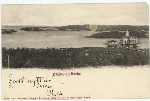 Raahen lukion rantaa yli sata vuotta sitten. Gellinin paviljonki näkyy vanhassa postikortissa.