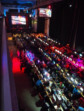 Raahen lukiolaiset osana isoa Assembly-porukkaa. Kuvassa näkyy vain noin puolet tietokonepaikoista.