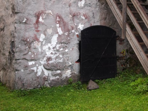 Pahantekijät pistettiin aikoinaan tyrmään Heikun talon pihapiirssä olevaan kistuun. 