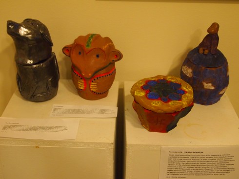 Kanooppeja lukion käytävällä