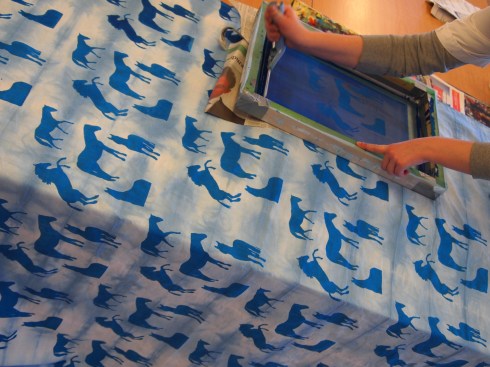 Viola painoi valotuskaaviolla itseottamistaan valokuvista koostettua hevosaiheista kuviota solmuvärjätylle kankaalle. 