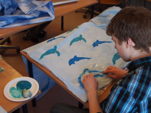 Kaksiväristä delfiinikuosia valmistuu sabloonapainannalla.