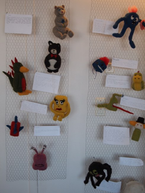 Neulahuovutushirviöitä esillä koulun käytävällä. 