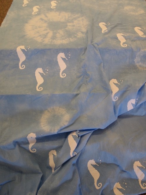 Stinan merihevoset uivat solmuvärjätyllä kankaalla