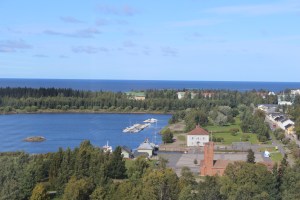 Raahe on merikaupunki. Merten takana on yhteistyökaupunkimme Pescara. Sininen rakennus on entinen pakka- ja tullihuone, jossa nykyään toimii Raahen merimuseo. 
