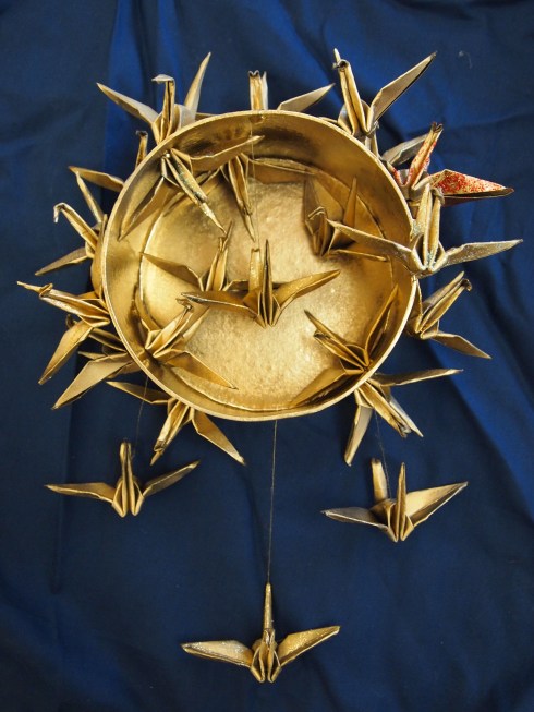 Japanilainen paperitaittelu, origami sai uuden ilmeen kun Aliisa teki origamikurjista kultaisen taideteoksen.