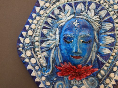 Jennin sinisävyisessä reliefissä on runsaasti yksityiskohtia.