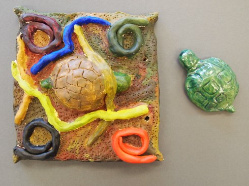 Akun värikäs kilpikonnareliefi.