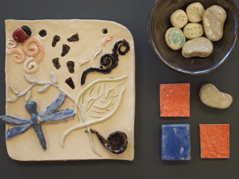 Lasituskokeiluja ja sudenkorentoreliefi. 