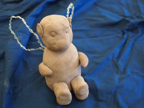 Ilarin jämäkällä nallella on metallilangasta punotut siivet.