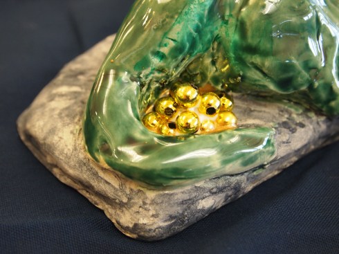 Lohikäärme vartioi kulta-aarretta.