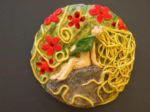 Hiukset valtoimenaan reliefissä. Elsa