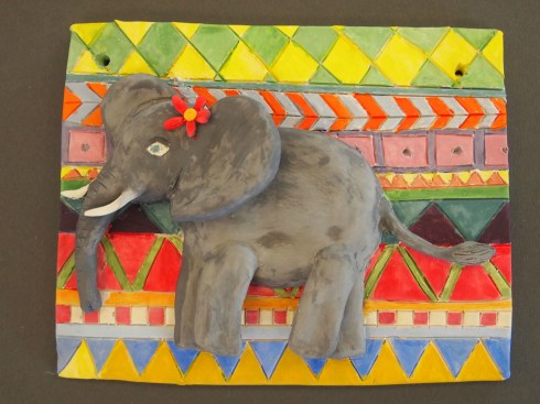 Vilman värikäs elefanttireliefi.