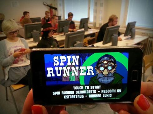 Pelikurssilaiset arvioivat paikallisen pelikehittäjän demoa.