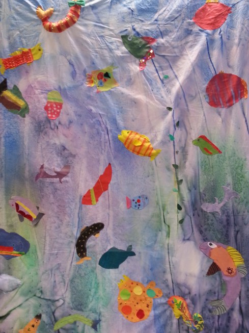 Harakkamäen koulun mielikuvituksellisessa tekstiilitaideteoksessa on yhtä monenlaisia kaloja kuin tekijöitäkin.