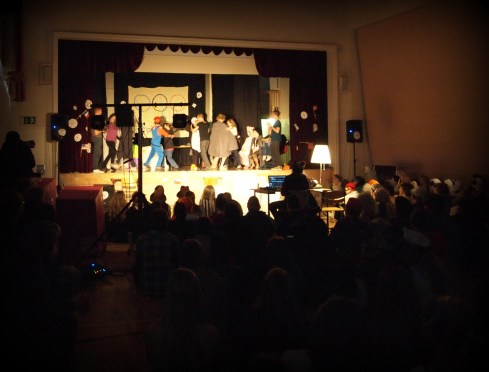 Tanssii opettajien kanssa