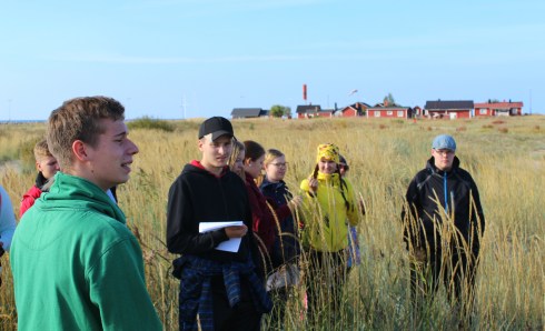 Kimmo kertoo dyynien syntyvaiheista Marjaniemen hiekkarannalla.