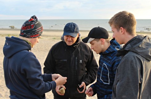 Opettaja Jyrki Autio ja tiedeleirkoululaiset tutkivat kivinäytteitä. 