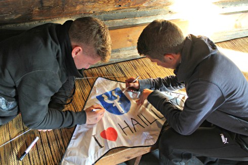 Tatu ja Joona tekivät oman Hailuoto-matkamuiston - leijan.