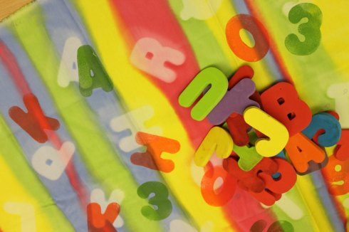 aurinkovärjäys ja leimasinpainanta