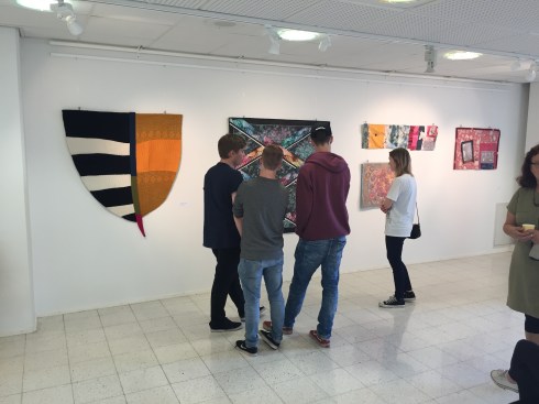 KU1-kurssilaisia näyttelyavajaisissa